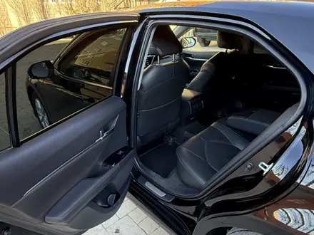 Toyota Camry 2019 года за 13 300 000 тг. в Актобе – фото 23