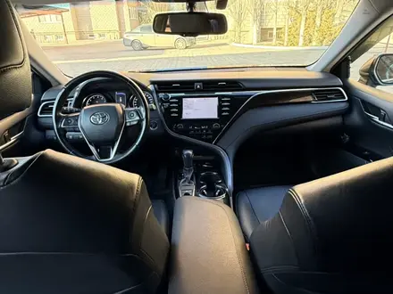 Toyota Camry 2019 года за 13 300 000 тг. в Актобе – фото 21