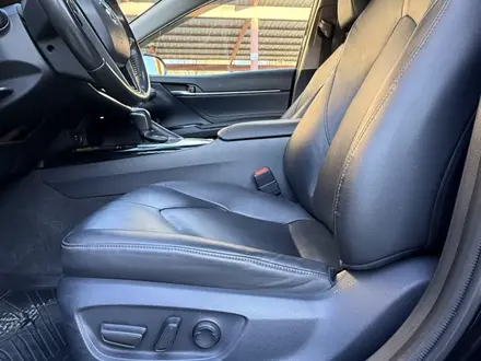 Toyota Camry 2019 года за 13 300 000 тг. в Актобе – фото 27