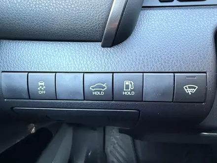 Toyota Camry 2019 года за 13 300 000 тг. в Актобе – фото 30