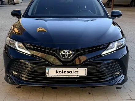 Toyota Camry 2019 года за 13 300 000 тг. в Актобе – фото 2