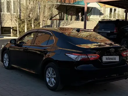 Toyota Camry 2019 года за 13 300 000 тг. в Актобе – фото 6