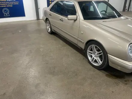 Mercedes-Benz E 280 1997 года за 2 300 000 тг. в Астана – фото 2