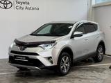 Toyota RAV4 2016 года за 10 490 000 тг. в Астана