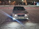 Mercedes-Benz E 200 1997 годаүшін2 800 000 тг. в Петропавловск – фото 2