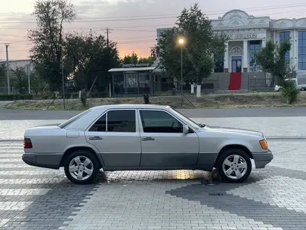 Mercedes-Benz E 200 1990 года за 1 350 000 тг. в Шымкент – фото 4