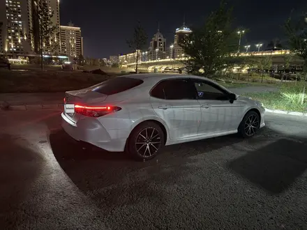 Toyota Camry 2023 года за 15 600 000 тг. в Астана – фото 4