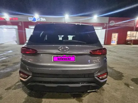 Hyundai Santa Fe 2019 года за 10 000 000 тг. в Актобе – фото 2