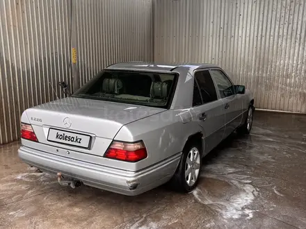 Mercedes-Benz E 220 1994 года за 1 500 000 тг. в Тараз – фото 2