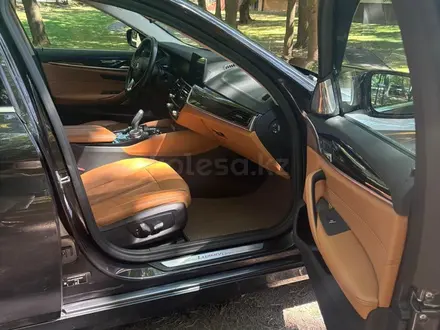 BMW 520 2019 года за 16 800 000 тг. в Алматы – фото 19