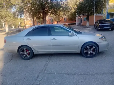 Toyota Camry 2005 года за 5 000 000 тг. в Актобе – фото 2