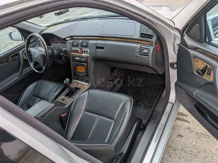 Mercedes-Benz E 200 2001 года за 8 000 000 тг. в Уральск – фото 16