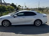 Toyota Camry 2018 года за 10 600 000 тг. в Алматы – фото 3