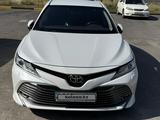 Toyota Camry 2018 года за 10 600 000 тг. в Алматы – фото 2