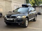 Volkswagen Touareg 2007 годаүшін8 500 000 тг. в Алматы