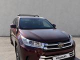 Toyota Highlander 2018 года за 15 500 000 тг. в Атырау – фото 2