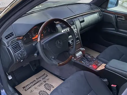 Mercedes-Benz E 280 1997 года за 2 300 000 тг. в Актау – фото 24