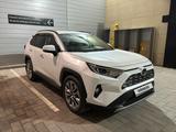 Toyota RAV4 2020 года за 15 890 000 тг. в Астана