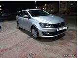 Volkswagen Polo 2015 года за 6 100 000 тг. в Атырау – фото 2