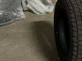 Шины 225/55 R19 всесезонные — 3 хорошие, 1 слабое за 90 000 тг. в Караганда – фото 5