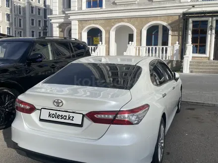 Toyota Camry 2018 года за 13 800 000 тг. в Астана – фото 2