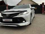 Toyota Camry 2020 года за 13 200 000 тг. в Алматы – фото 2