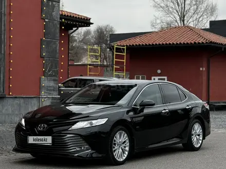 Toyota Camry 2018 года за 13 800 000 тг. в Алматы