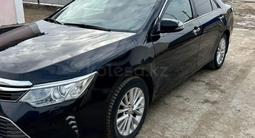 Toyota Camry 2017 года за 7 200 000 тг. в Атырау – фото 2