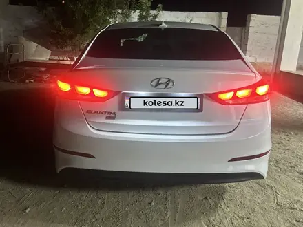 Hyundai Elantra 2018 года за 4 753 000 тг. в Актау – фото 2