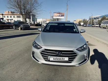 Hyundai Elantra 2018 года за 8 500 000 тг. в Актобе – фото 2