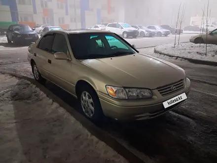 Toyota Camry 2000 года за 3 500 000 тг. в Алматы – фото 2