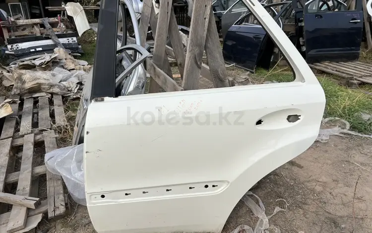 Дверь задняя левая на Мерседес ML W164 2005-2011 за 50 000 тг. в Алматы
