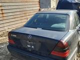 Mercedes-Benz C 200 1998 года за 700 000 тг. в Атырау – фото 3