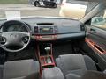 Toyota Camry 2004 года за 5 100 000 тг. в Актобе – фото 10