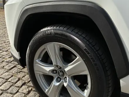 Toyota RAV4 2019 года за 11 900 000 тг. в Алматы – фото 11