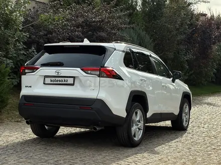 Toyota RAV4 2019 года за 11 900 000 тг. в Алматы – фото 4