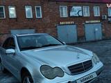 Mercedes-Benz C 180 2001 года за 2 500 000 тг. в Усть-Каменогорск – фото 2