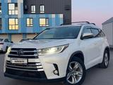 Toyota Highlander 2017 года за 14 800 000 тг. в Актобе – фото 2