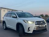 Toyota Highlander 2017 года за 14 800 000 тг. в Актобе – фото 3