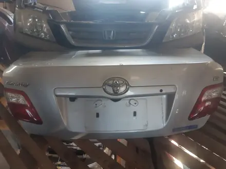 Крышка багажника Тойота Камри 40 за 55 000 тг. в Алматы