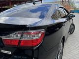 Toyota Camry 2017 года за 13 500 000 тг. в Актобе – фото 4