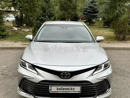 Toyota Camry 2023 года за 15 400 000 тг. в Алматы – фото 2