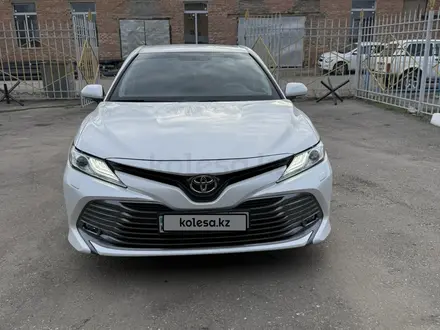 Toyota Camry 2019 года за 14 000 000 тг. в Усть-Каменогорск – фото 2