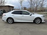 Toyota Camry 2019 года за 14 800 000 тг. в Курчум – фото 4