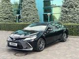 Toyota Camry 2021 года за 14 200 000 тг. в Шымкент – фото 2