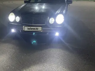 Mercedes-Benz E 230