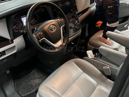 Toyota Sienna 2019 года за 12 200 000 тг. в Атырау – фото 15