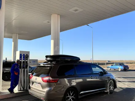 Toyota Sienna 2019 года за 12 200 000 тг. в Атырау – фото 4