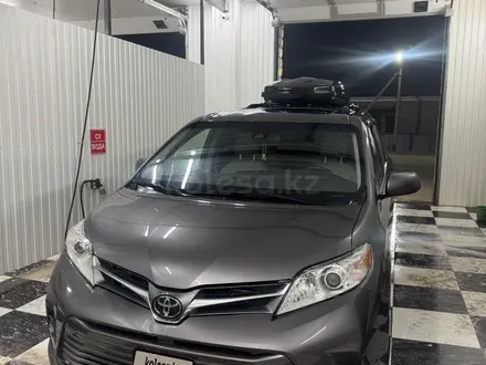 Toyota Sienna 2019 года за 12 200 000 тг. в Атырау – фото 2