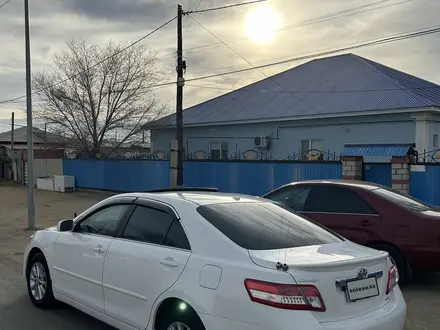 Toyota Camry 2011 года за 5 500 000 тг. в Кульсары – фото 2